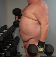 Mr Beef: Un ours musclé s’entraîne