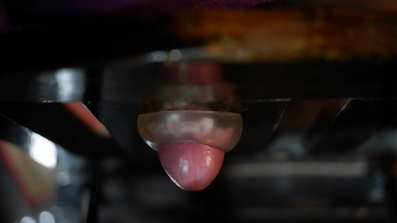 Milky Tata: Необрізана секс-іграшка і сперма на стільці.