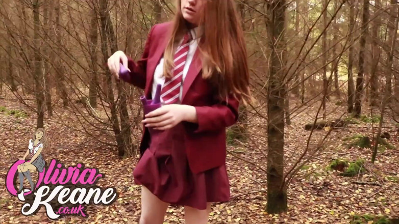 Olivia Keane: College Girl Uses Shewee to Piss Outside