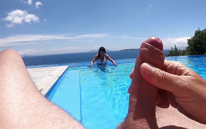 Alexandra Wett: Spompinato il cazzo di uno sconosciuto in piscina all'aperto