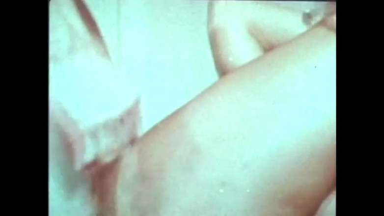 The Unforgettable: Vanessa dan Marlene bermain dengan bola