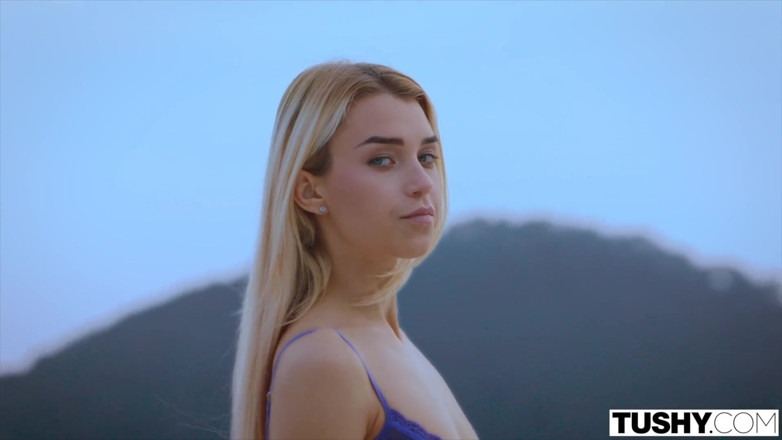 Tushy: La modelo Tushy está enamorada y usa un tapón trasero...