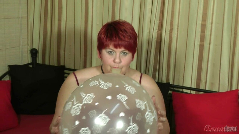 Anna Devot: Annadevot - velký průhledný balónek vykouřený