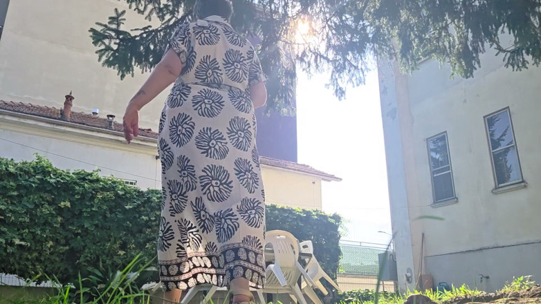 Nicoletta Embassi: Sole Bollente in Giardino: Bikini Minimo, Sandali Mimetici E Voglia...
