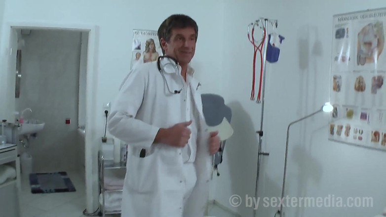 Sextermedia by Pete: Loira sexy é analisada por médico e seu ajudante
