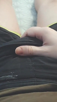 รูดควยในกางเกงขาสั้น - คราบน้ำเงี่ยนแห้งเต็มตัว
