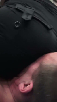 Becerikli sarışın orta yaşlı seksi kadın erkeğiyle güreşiyor