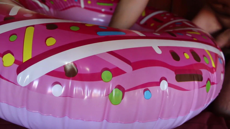 Inflatable Lovers: Ciambella gonfiabile