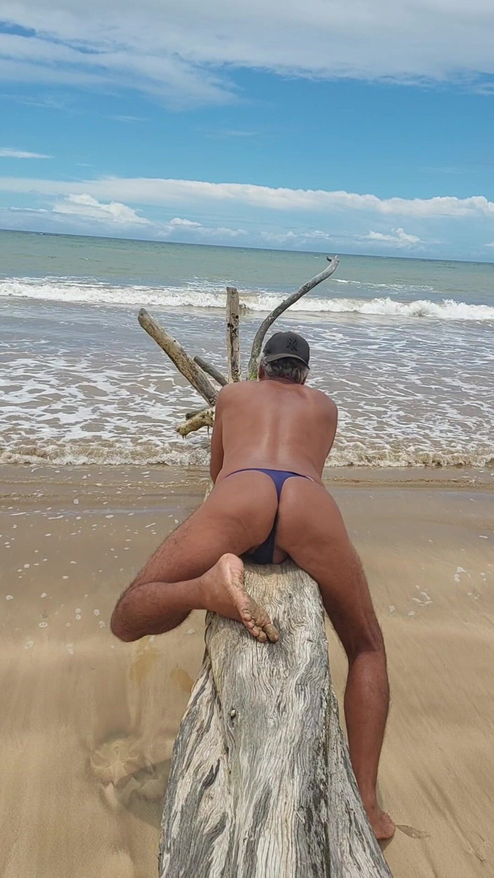 Ladysilvas: Ladysilva si abbronza il suo culo caldo sulla spiaggia