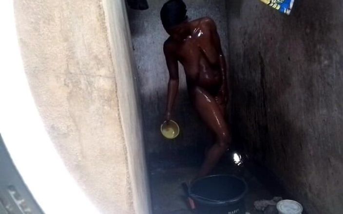 Porn sexline: La mia sorellastra ebano davanti alla doccia