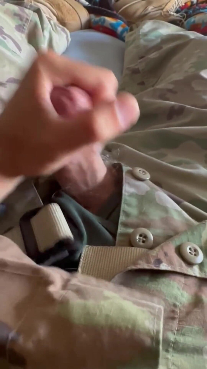 Gay Soldier Stuff: 数枚の下着姿でホットなオナニーオフセッション - 制服を着た陸軍スペシャリスト