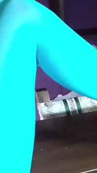 MILF mit schönen beinen in strumpfhosen und absÃ¤ngen auf dem tisch liegend
