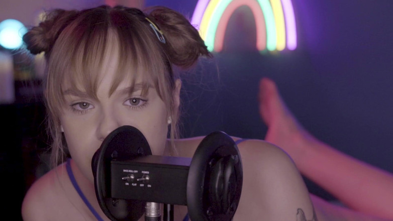 Rebecca Vanguard: エクストリームクローズアップ、セクシーなティーンがスナックを食べる