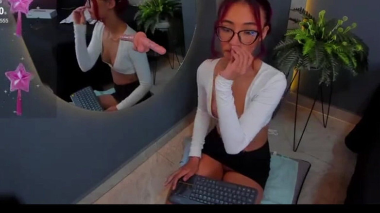 Lia Wood: Seks naakt poesje masturbatie rood harig webcammodel