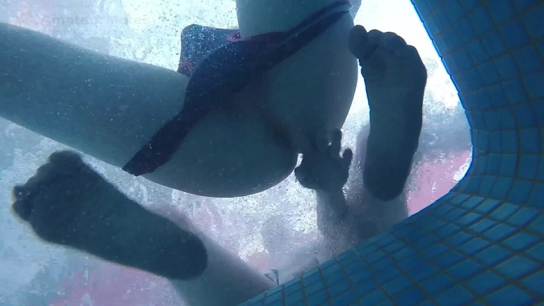 AmateurBoysPissing: Любительський бліда шкіра, рудий хлопець з гарячою гладкою дупою, спійманий за м'якою грою (дрочка руками, дрочка ногами, швидкий мінет, гра в дупу) під водою