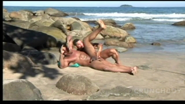 Gaybareback: Rencana bagus untuk tiga orang di pantai di depan umum