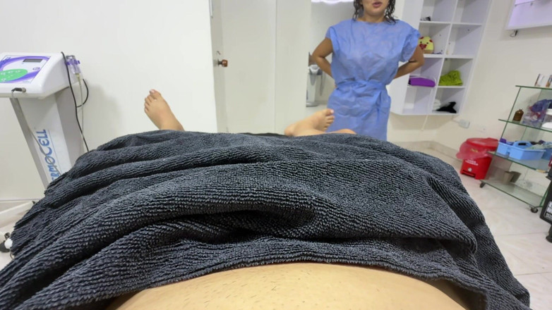 SENSESEX: maalish karnevaali mujhe uski gand ko chhoone ki anumti deti...