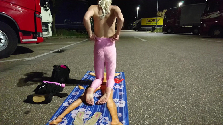 sweetfeet29: Nuda accanto al camionista
