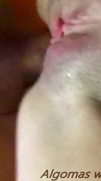 Tvrdý penis penetruje můj zadek a kundička musí stříkat na můj obličej!