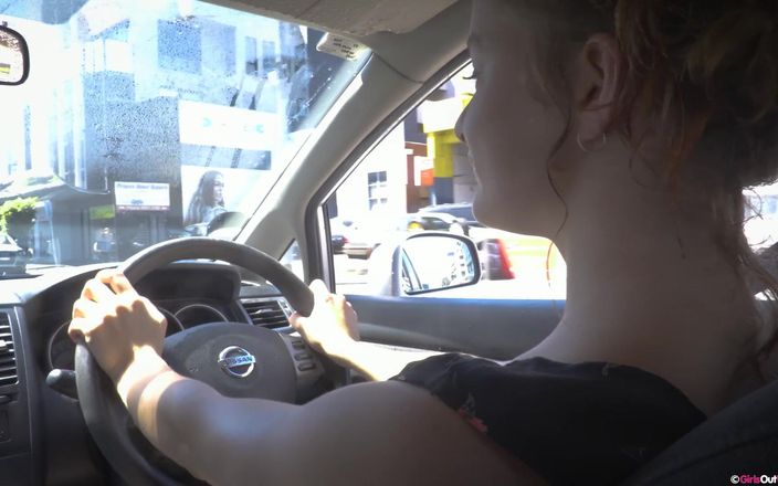 Girls Out West: Krásná amatérka Jessie si prstí chlupatou kundičku v myčce aut