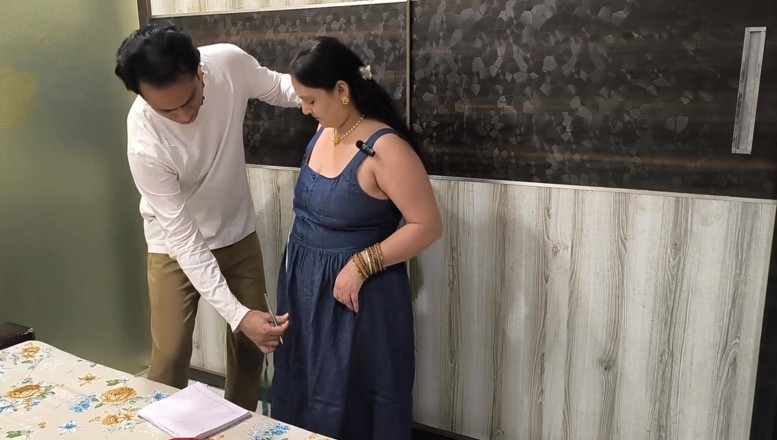Desi chudai hub: Puja bhabhi baise avec un tailleur pour une robe sans...