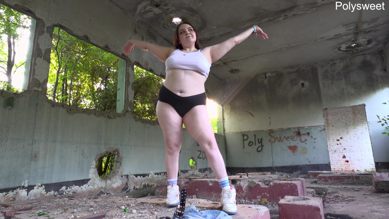 Polly Sweet: Ballare tra le rovine e masturbarsi con un vibratore nudo