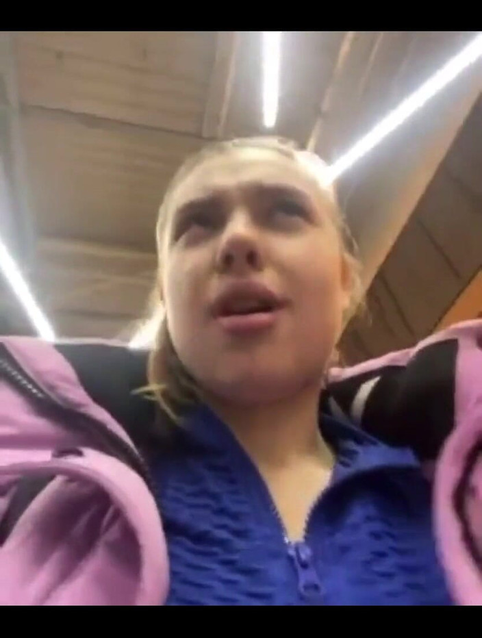 JuiceLussie: Masturbieren in der umkleidekabine hautnah