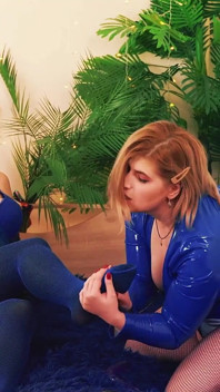 Scopata fetish con la figa e calze strappate! Arya Grander