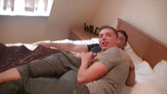 Gaybareback: Twink ošukaná bez sedla a vystříkaná nevlastním otcem