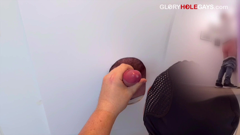 GLORYHOLEGAYS: 20 岁的 twink 在寻欢洞提供匿名上衣 - 包括无鞍动作