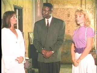 Group Bang: Heiße interracial orgie findet zu hause bei jemandm statt