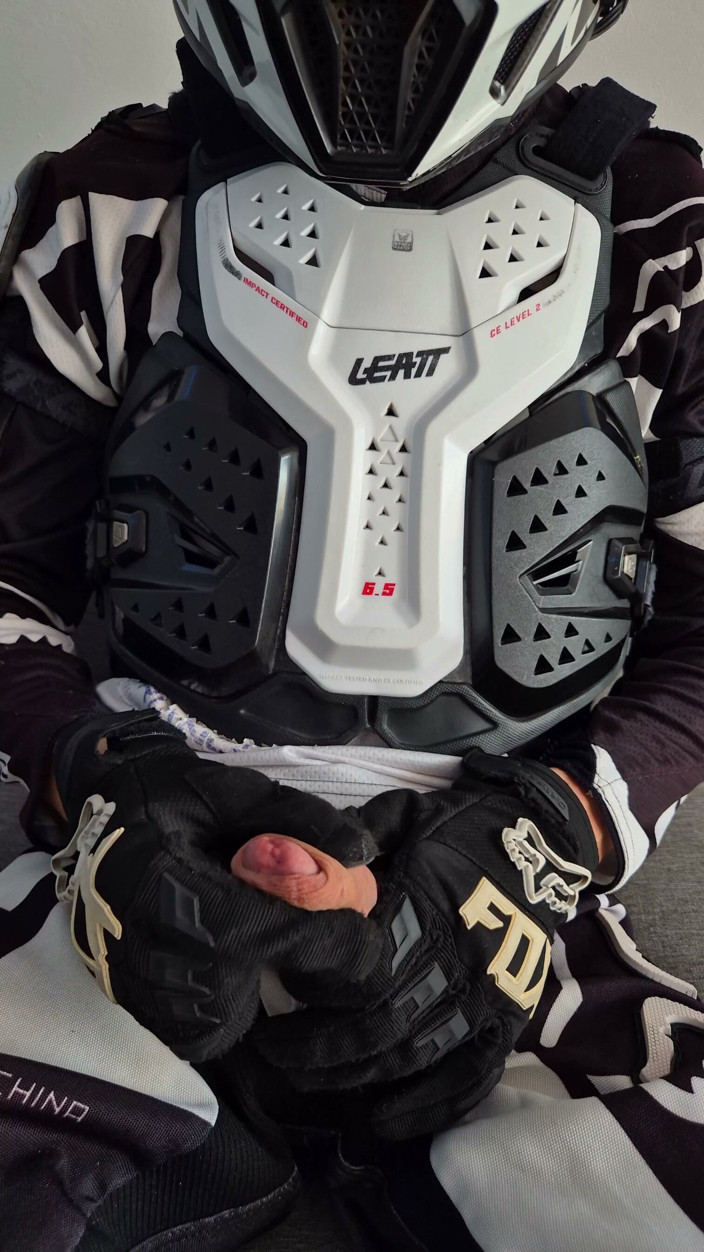 Sneakersmax98: Motocyklista w Gear spust gorąco na siebie