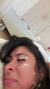 förstapersonsvy: Tatuerad latina får backshots framför en spegel