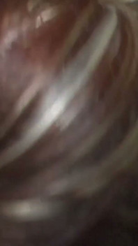 POV, tu tiens un petit ange et elle agite ses jolis seins flasques
