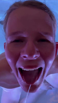 Blondes Teen Bläst Schwanz Im Whirpool! Geiles Facial Für Die Schlampe!