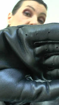 Aroma Kulit Yang Menggairahkan! Sniff My Gloves! Lady Victoria Valente