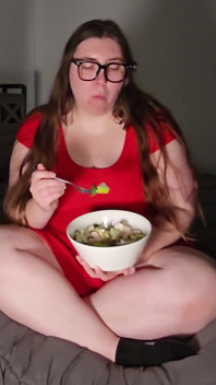 Asmr büyük salatalı mukbang: iri güzel kadın kıvrılıyor ve ağzına alıyor