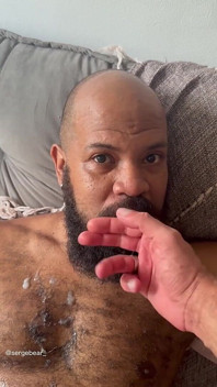 Dois ursos musculosos peludos apaixonados por sexo sensual - brincadeira intensa com mamilo e beijos profundos
