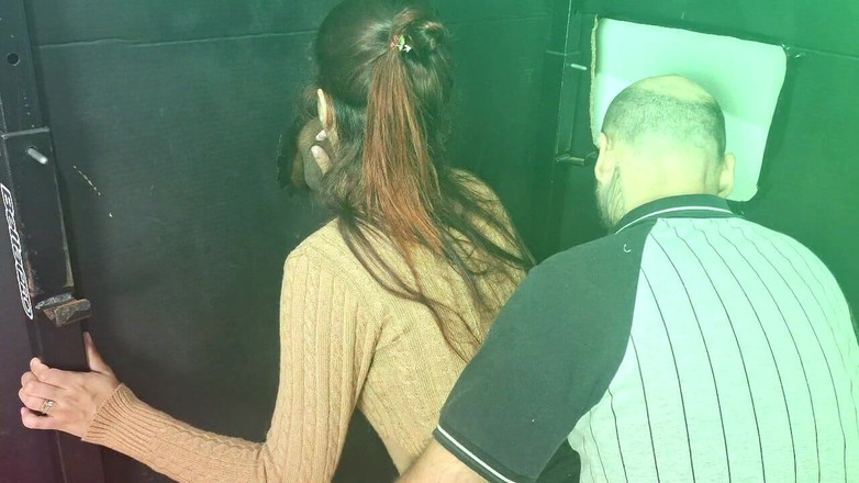 ksalnovinhos: 남편은 처음으로 글로리홀에서 아내를 데리고 낯선 사람들과 빨고 섹스합니다!