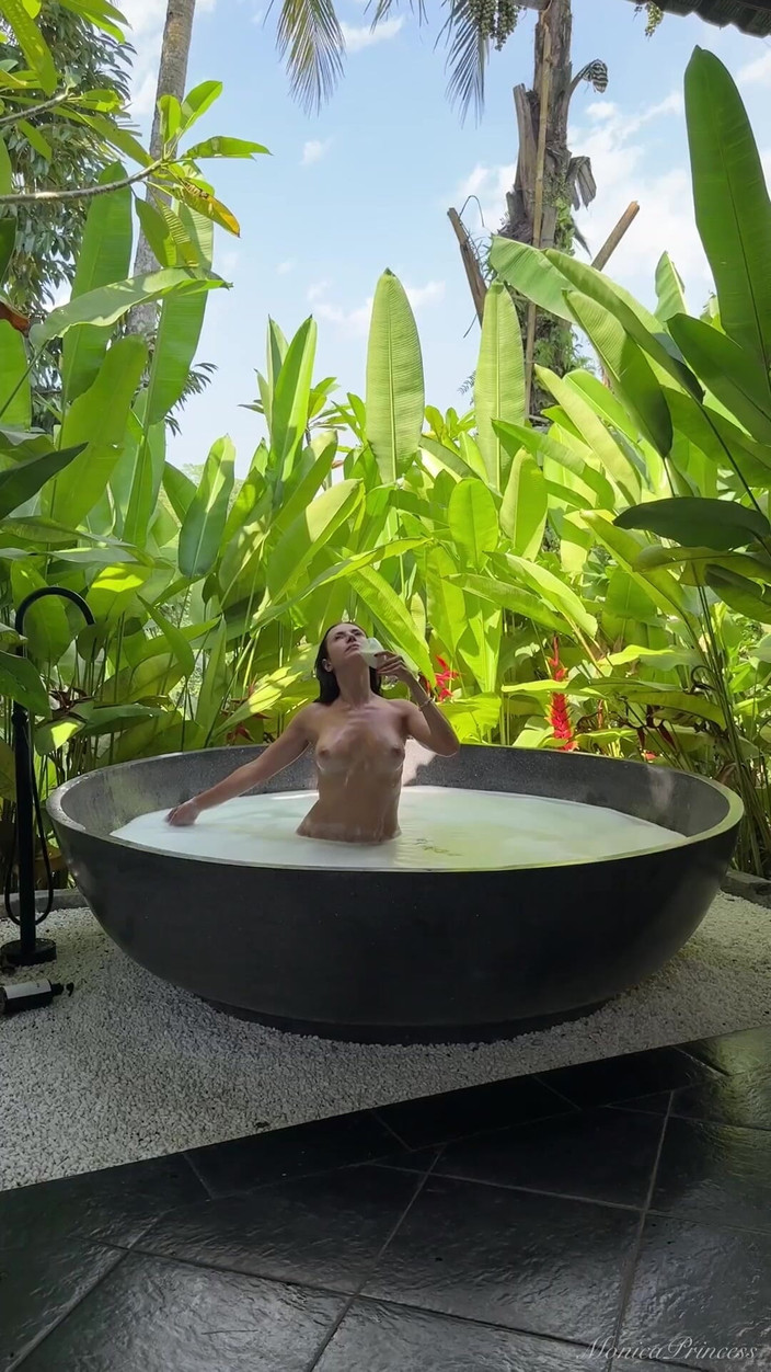 Princess Monica: 蒸し暑いジャングル風呂で裸で私と一緒にワイルドに