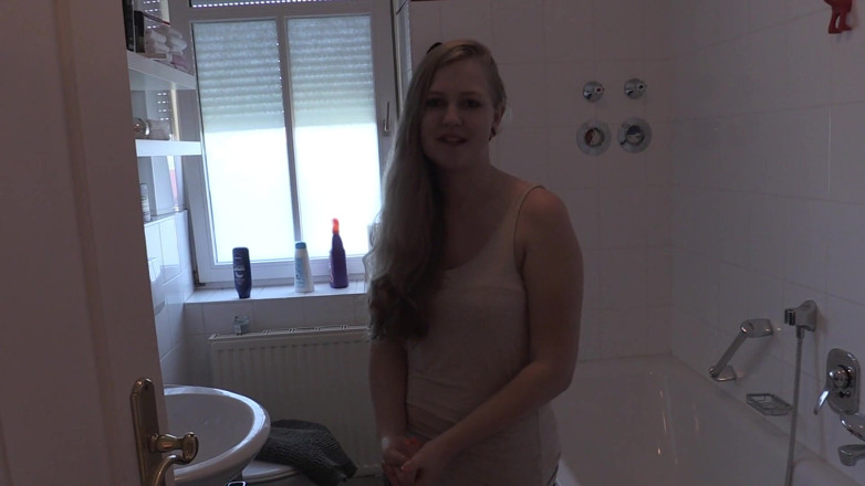 Casting66: Julia Pissing