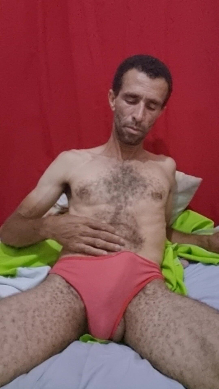 osmar1221: Toți vin și se bucură să mă urmărească masturbându-mă cu o...