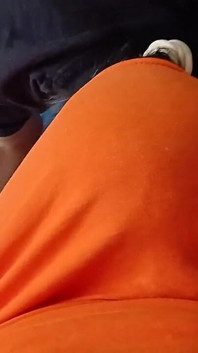 Aku jilat memek adik tiriku supaya dia nggak bilang sama orang tuaku kalau aku merokok