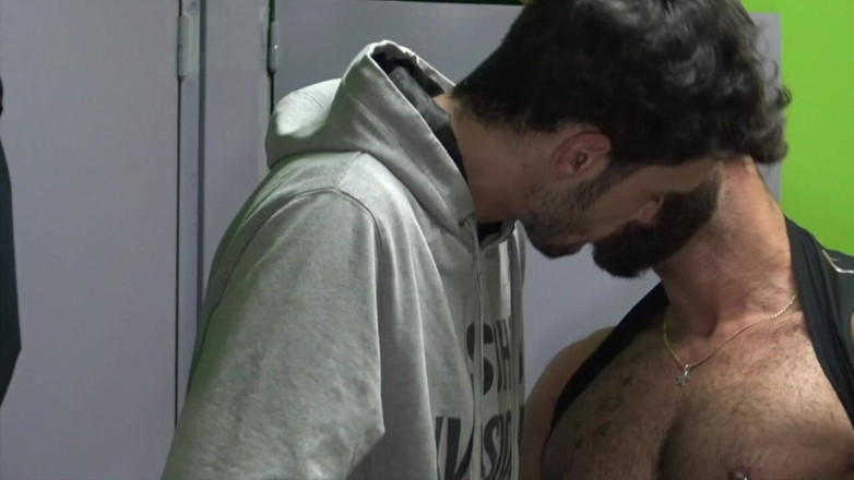 YOUNG FUCKED BY OLDER: 公衆トイレで生でセックス