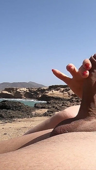 Böses mädchen gab mir atemberaubenden handjob an einem fkk-strand mit einem riesigen abspritzen
