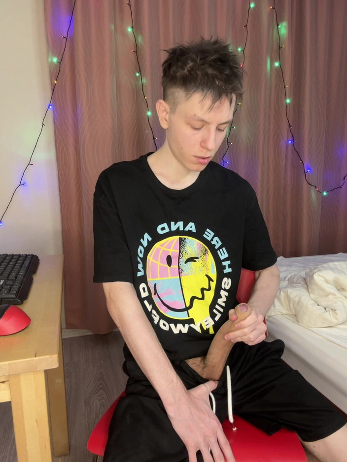 Morflot24: Швидкий ривок у гуртожитку змушує 23 см член сквіртувати всюди