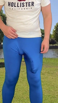 Masturbation avec une bite de 30 cm