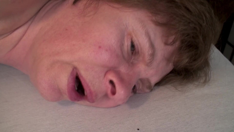 Onlyvids: nadržená babička masturbuje a pak je ošukána