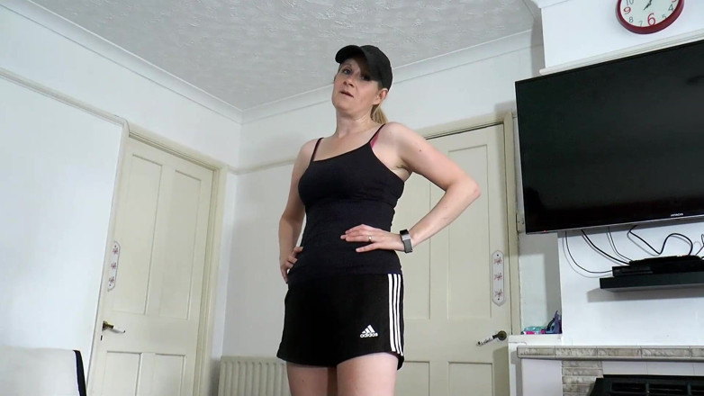 Britishmilf: 義理の息子が継母の汗だくのお尻を犯す