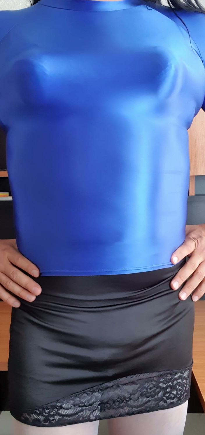 Sexy shinny clothes: Modelând bluza mea albastră de spandex și sânii ascuțiți